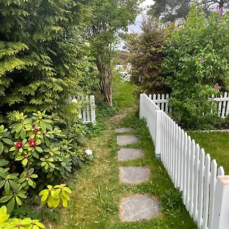 With1 Bedroom Separate Living With A Sofa Bed And A Tiny Kitchen A Bathroom Located In Nordstrand Near By The Sea For 3 Guests With A Garden And Grill With Sea View Just Outside The Apartamento