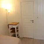 アパート With1 Bedroom Separate Living With A Sofa Bed And A Tiny Kitchen A Bathroom Located In Nordstrand Near By The Sea For 3 Guests With A Garden And Grill With Sea View Just Outside The *