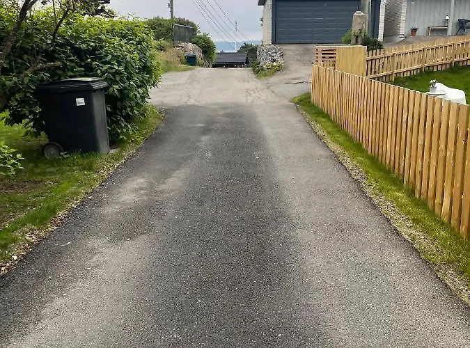 Lejlighed With1 Bedroom Separate Living With A Sofa Bed And A Tiny Kitchen A Bathroom Located In Nordstrand Near By The Sea For 3 Guests With A Garden And Grill With Sea View Just Outside The Oslo